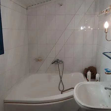 Semesterbostad John Actors