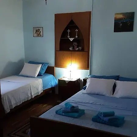 Semesterbostad John Actors