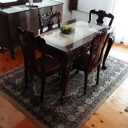 Semesterbostad John Actors